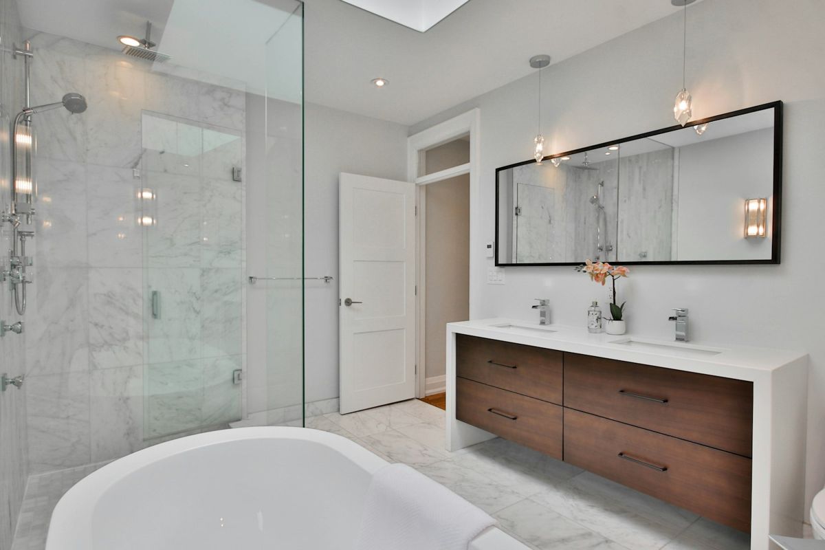 Helles Komplettbad mit Glasdusche, freistehender Wanne und Holz-Doppelwaschtisch
